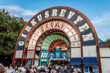 Cirkusrevyen Danimarka önünde insanlar sıraya giriyor