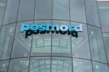 Postnord, cam ve çelik modern postane üzerinde işareti 