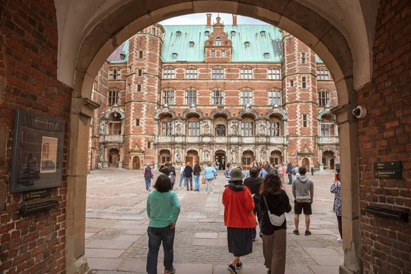 Hillerod Frederiksborg kale kapısında Turistler, Danimarka