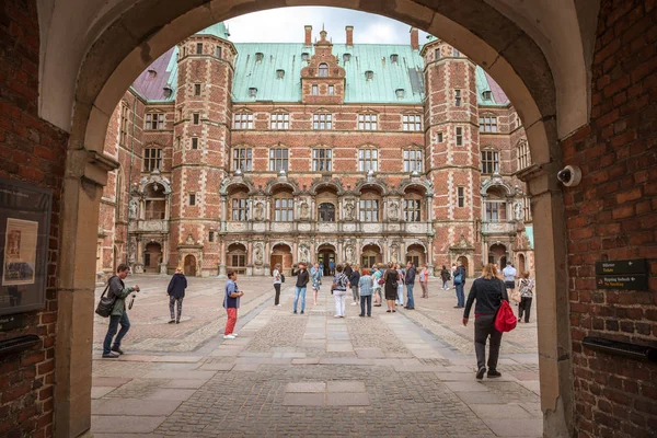 Hillerod Frederiksborg kalenin kapısında Turistler, Danimarka