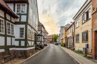 Svendbo eski merkezinde yol boyunca yarı ahşap evler