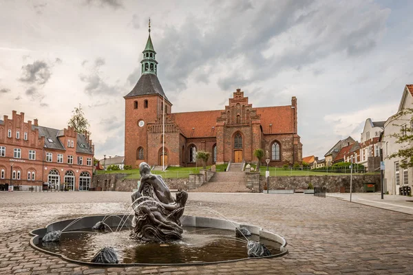 Vor Frue Kirke, Igreja e fonte na praça de Svendborg — Fotografia de Stock