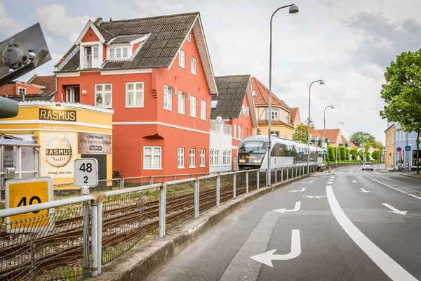 Un tren en la ciudad de Svendborg, llegando al ferrocarril-stati — Foto de Stock