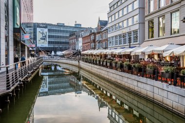 Kanala yansıyan restoranları ile Aarhus şehir merkezi 