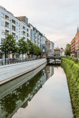 Aarhus'taki kanal şehir ve binalar da nazikçe akar. 