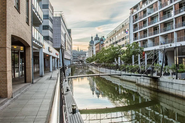 Der Aarhus-Kanal und der Fußweg entlang des Flusses im Herzen der Stadt — Stockfoto