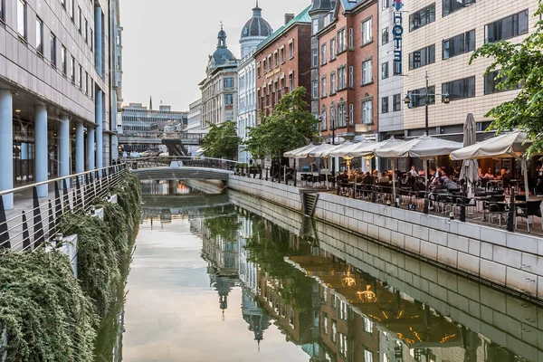 Innenstadt aarhus mit dem Kanal und Bürgersteig spiegelt sich in der wa — Stockfoto