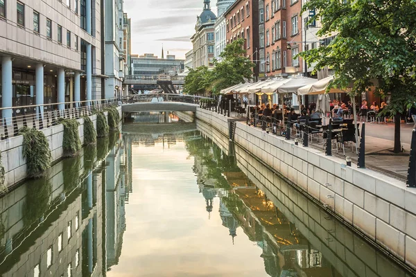 Şehir Aarhus kanal ve t için alan boyunca restoranlar ile