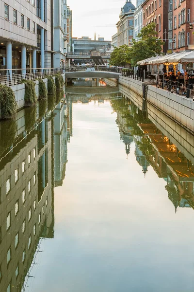 Innenstadt Aarhus mit Restaurants entlang des Kanals und Platz für t — Stockfoto