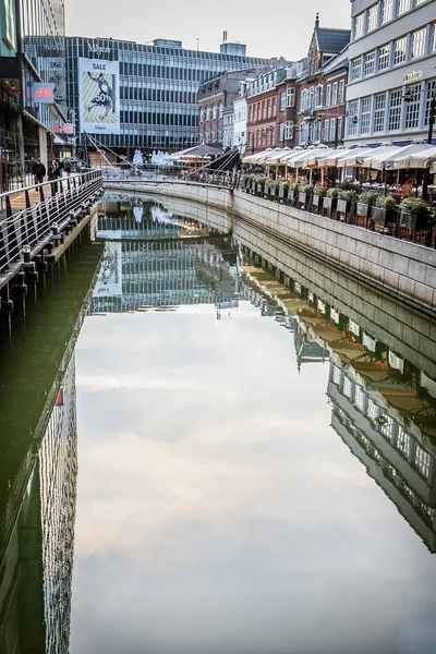 Kanal ve spa yansıtan restoranlar ile Downtown Aarhus — Stok fotoğraf