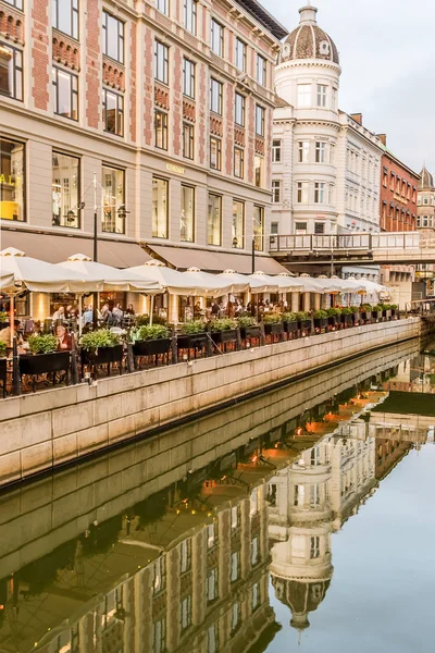 Aarhus şehir cana yansıtan restoranlar çeşitli — Stok fotoğraf