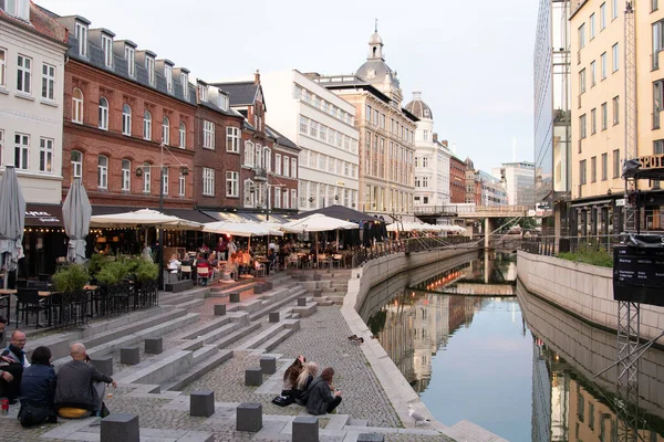 Şehir merkezindeki Aarhus kanalında oturan insanlar — Stok fotoğraf