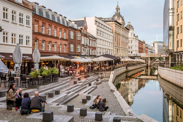 İnsanlar merkezinde Aarhus kanalında bir kare üzerinde oturan — Stok fotoğraf