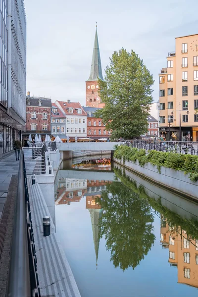 Kanala yansıyan Aarhus Katedrali — Stok fotoğraf