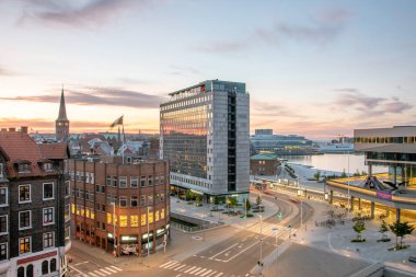 Europahuset ve Cathedra ile geceleri Aarhus Skyline