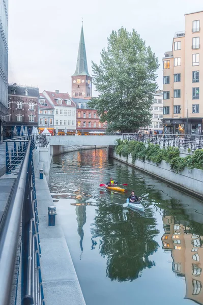 Aarhus katedrali su ve iki kayık kürek yansıtan — Stok fotoğraf