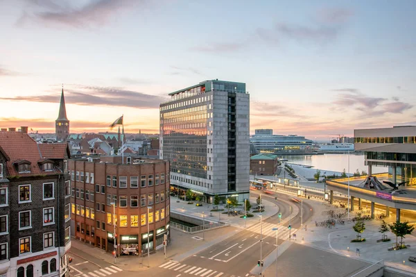 Århus skyline på natten med Europahuset och cathedra — Stockfoto