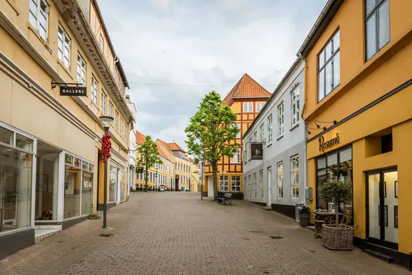 Eine menschenleere Fußgängerzone an einem Abend im Juni an der dänischen — Stockfoto