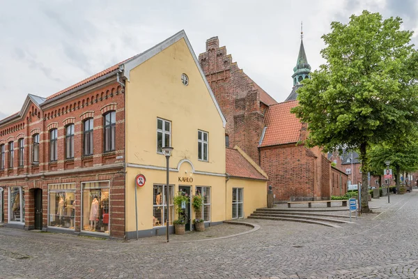 Egy régi sárga ház egy négyzet a régi város Svendborg — Stock Fotó