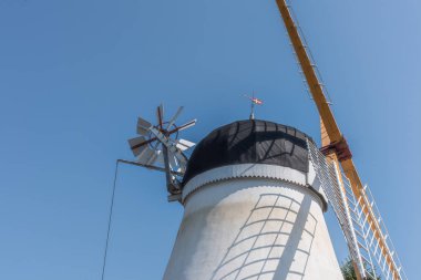 D bulanık gökyüzüne karşı dört kanatlı eski bir beyaz smockmill