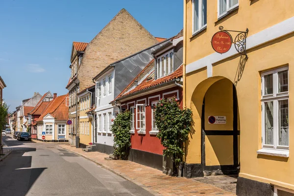 Malerische Straße in Faaborg mit alten Häusern und Bollyhocks auf — Stockfoto