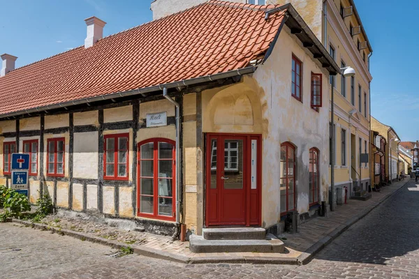 Vecchia casa d'angolo a graticcio a Faaborg — Foto Stock