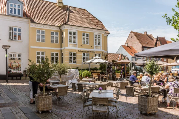 La gente si siede e beve caffè nella piazza di Faaborg, Danimarca — Foto Stock