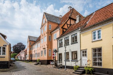 Aeroskobing bir arnavut kaldırımlı sokakta retro tarzı pastoral Danimarka evleri