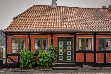 Bir Arnavut kaldırımlı güzel bir kapı ile Bir Danimarka yarı ahşap ev, 