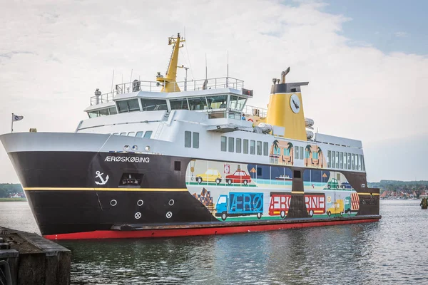 El ferry multicolor de Aero que llega al puerto de Svendborg — Foto de Stock