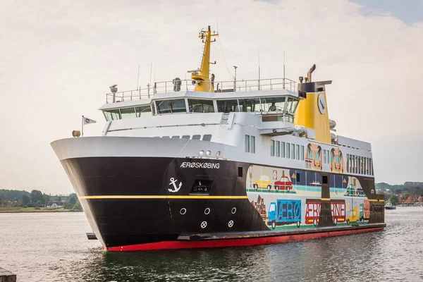 El ferry colorido de Aero que llega al puerto de Svendborg — Foto de Stock