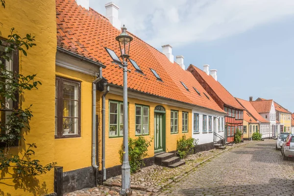 Egy régi idilli ház egy macskaköves utcában, az Aero-szigeten, Dániában — Stock Fotó