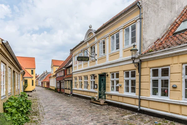 Ein altes Vintage-Hotel an einer idyllischen Kopfsteinpflasterstraße auf der Insel Aero — Stockfoto