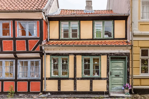 Una calle idílica con viejas y coloridas casas de madera en Aero — Foto de Stock