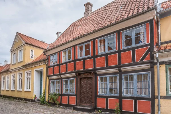 Romanticky rudý hrázděný dům na dlážděné ulici na ostrově Aero, Dánsko — Stock fotografie