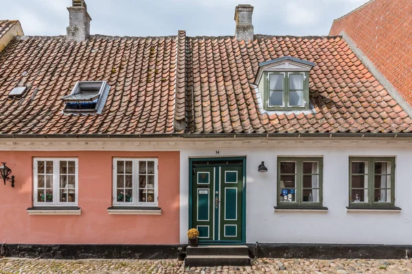 Duas pequenas casas idílicas com uma bela porta em uma rua velha — Fotografia de Stock