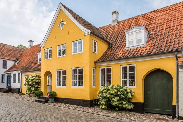 Ein schönes gelbes Haus in einer alten Kopfsteinpflasterstraße, aeroskobing, Dänemark — Stockfoto