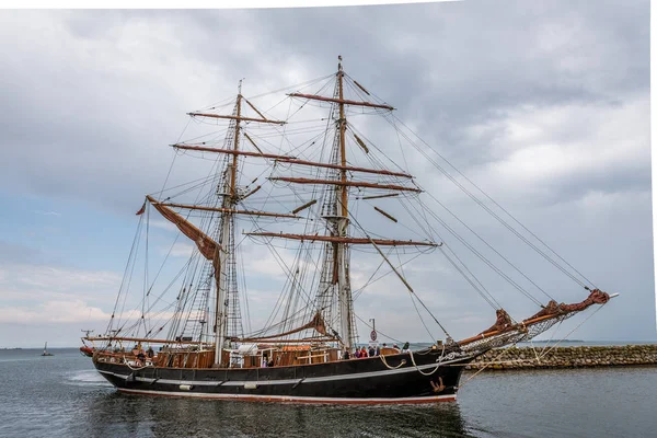 Английский учебный корабль "Глаз ветра" заходит в порт Аэроскобинг — стоковое фото