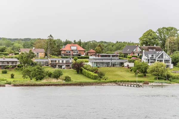 Casas frente al mar a lo largo de la playa en la entrada a Svendborg —  Fotos de Stock