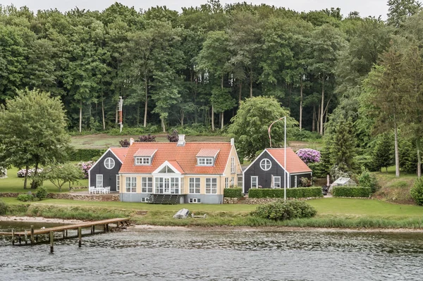 Casas frente al mar a lo largo de la playa en la entrada a Svendborg —  Fotos de Stock