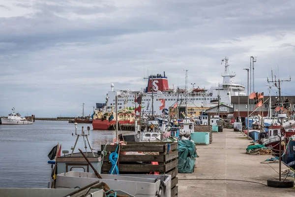 El ferry de coches Stena Nautika y barcos de pesca en el embarcadero de Gr — Foto de Stock