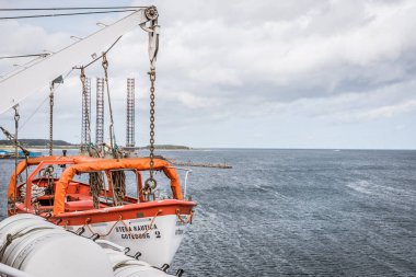2 numaralı cankurtaran botu Stena Nautica güvertesinde zincirli olarak asılı duruyor.