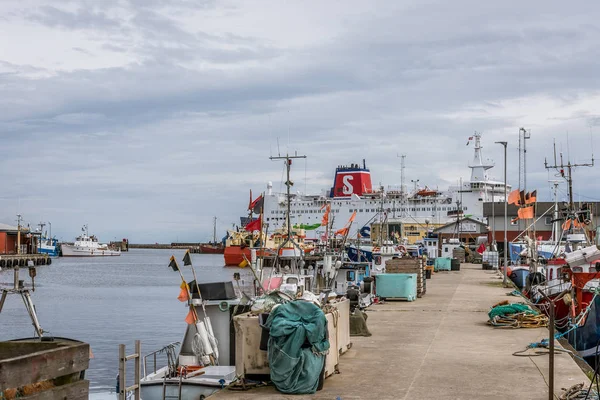 El ferry de coches Stena Nautika y barcos de pesca en el muelle de Gr — Foto de Stock