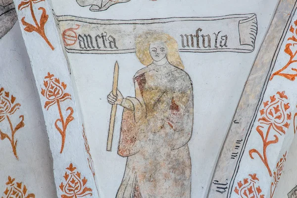 Een middeleeuws muurschildering van de Maagd en martelaar heilige Ursula, — Stockfoto