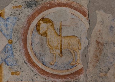 Agnus Dei mahzende, Roma duvar resmi, Hagested, Danimarka, 16 Temmuz 2020