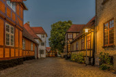 Fachwerkhäuser im Morgenlicht auf einer Kopfsteinpflasterstraße in der Kleinstadt Faaborg, Dänemark, 17. August 2020