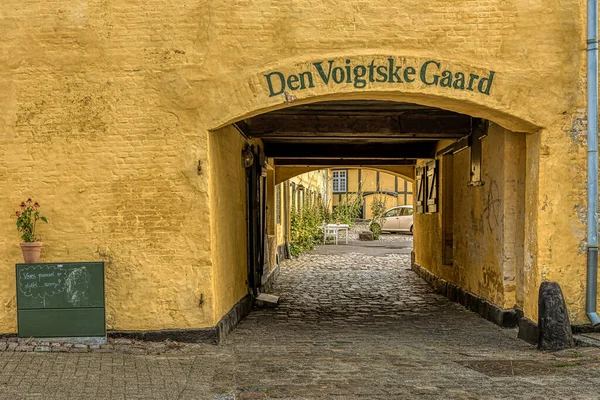 2020年8月16日デンマークのファバーグでH アンデルセンが最初の恋愛をした中庭への扉 — ストック写真