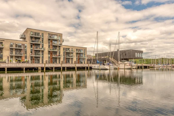 Marina Com Modernos Apartamentos Beira Mar Veleiros Porto Vejle Dinamarca — Fotografia de Stock