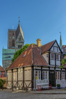 Yarım keresteli bir ev ve arka planda Ribe Katedrali, Danimarka, 1 Haziran 2020