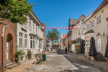 1 Haziran 2020 'de Danimarka' nın Tonder şehrinde Danimarka bayrakları bulunan pitoresk cadde